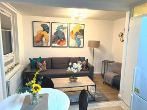 FW Haute Apartments at Tottenham Hale, 4 Bedroom and 2 Bathroom Pet-Friendly Duplex Flat, King or Twin beds with FREE WIFI and PARKING